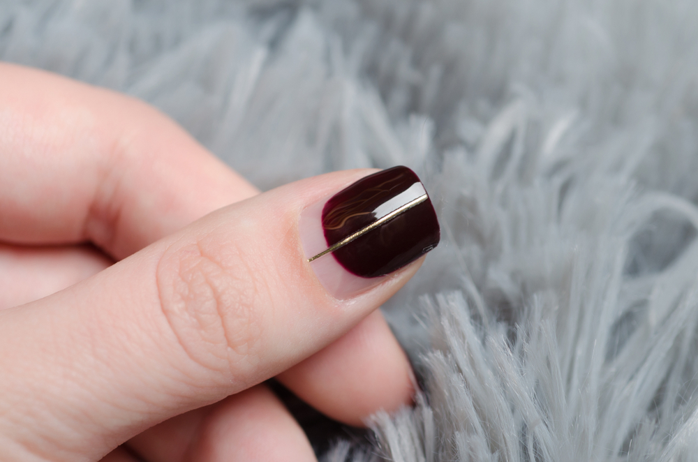 Negative Space Nails: Diesen Nageltrend lieben wir