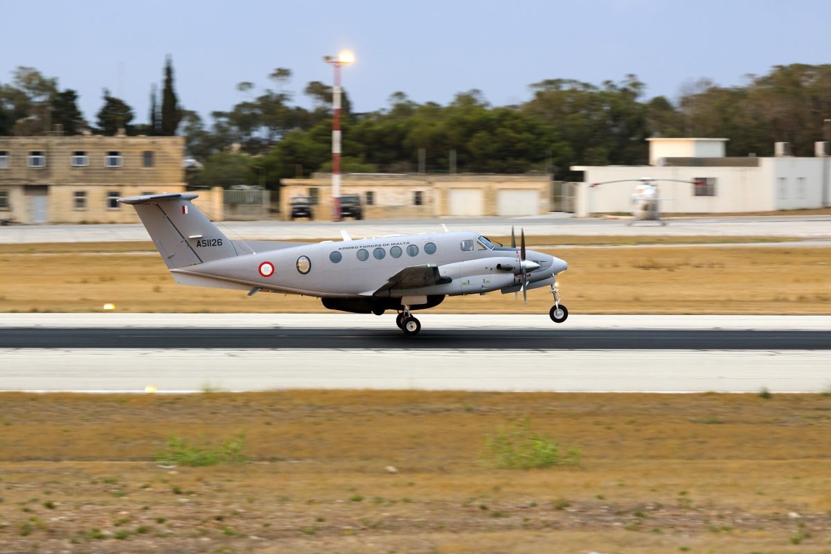 Teenagerin stiehlt Flugzeug und fährt gegen Wand