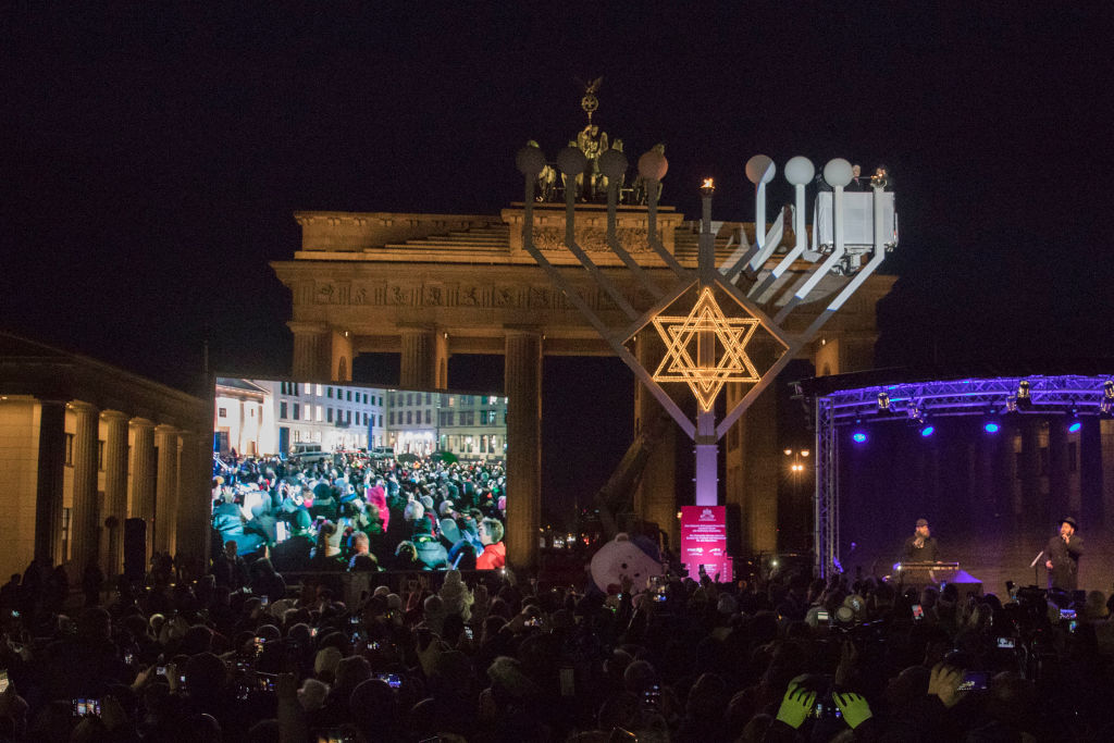 Berlin: Größter Chanukka-Leuchter Europas entzündet