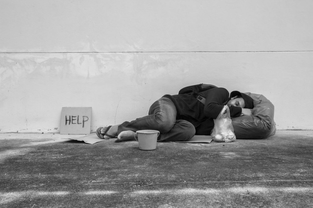 Dublin: Jacken für Obdachlose werden auf Brücke gehängt