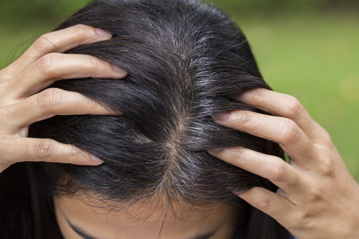 Forschung: Deswegen lässt Stress die Haare grau werden