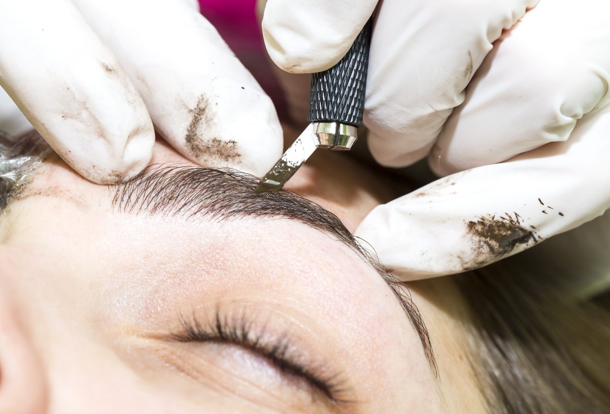 Microblading-Fail: Waagrechte Augenbrauen und riesige Blasen