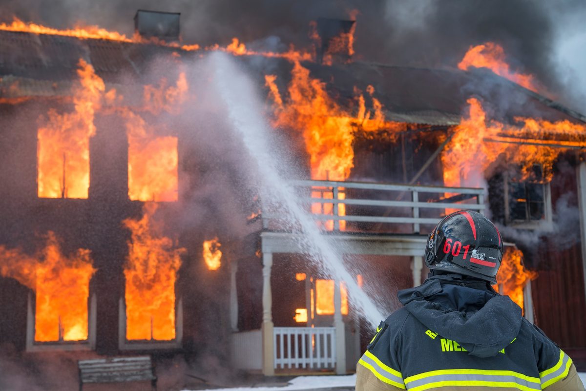 Fünfjähriger rettet Schwester und Hund aus brennendem Haus