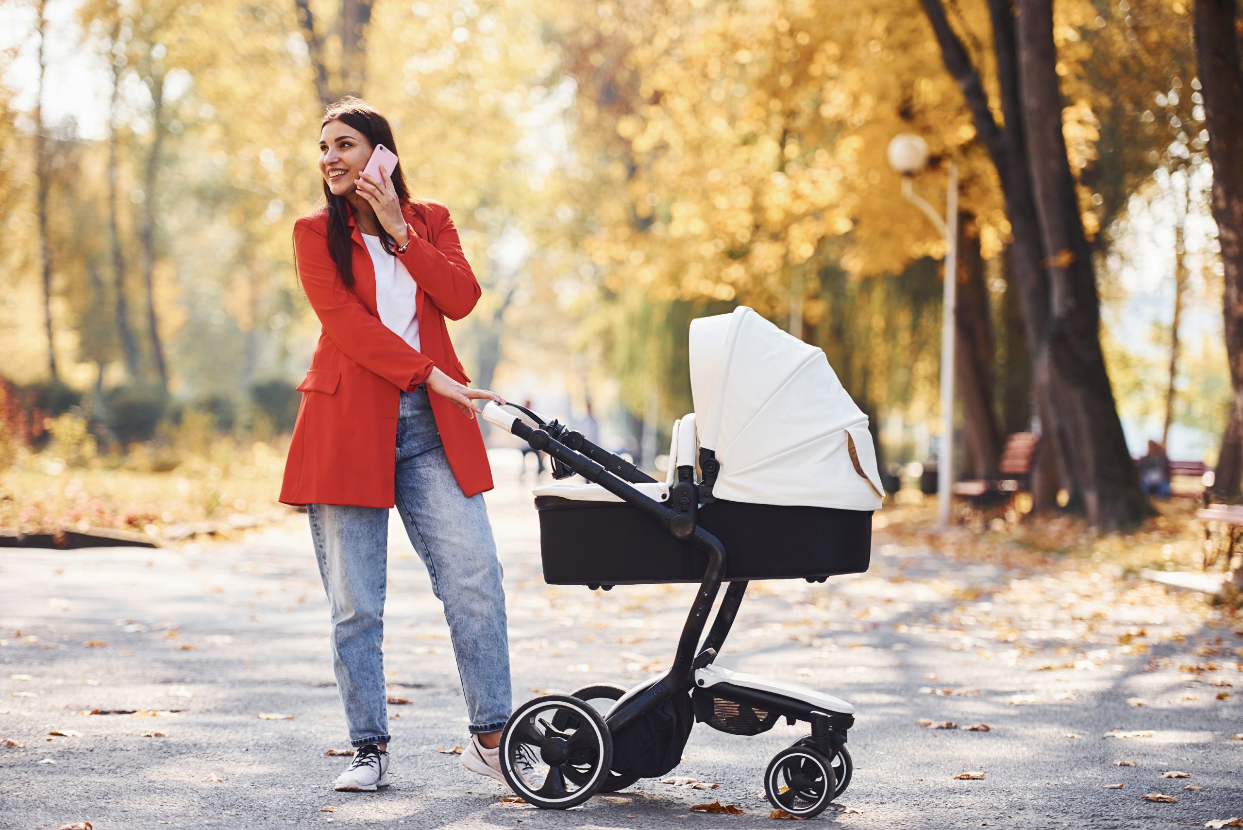 Kinderwagen Rollt Ins Wasser Vater Rettet Baby