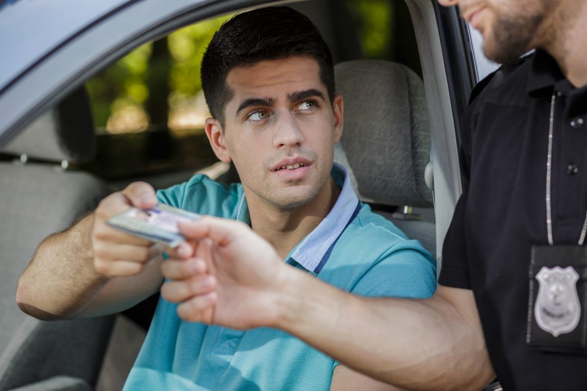 Polizei eskortiert werdenden Vater zur Geburt seines Kindes