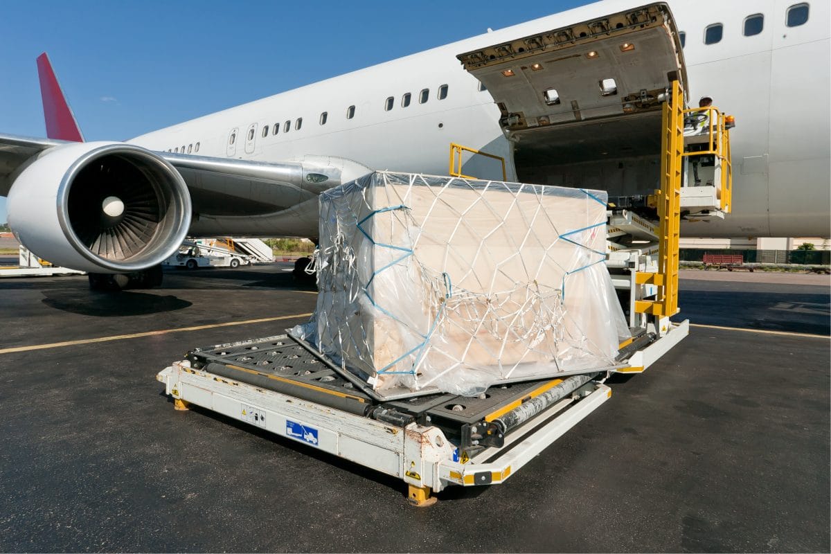 30 Tonnen Schutzausrüstung aus China in Wien angekommen