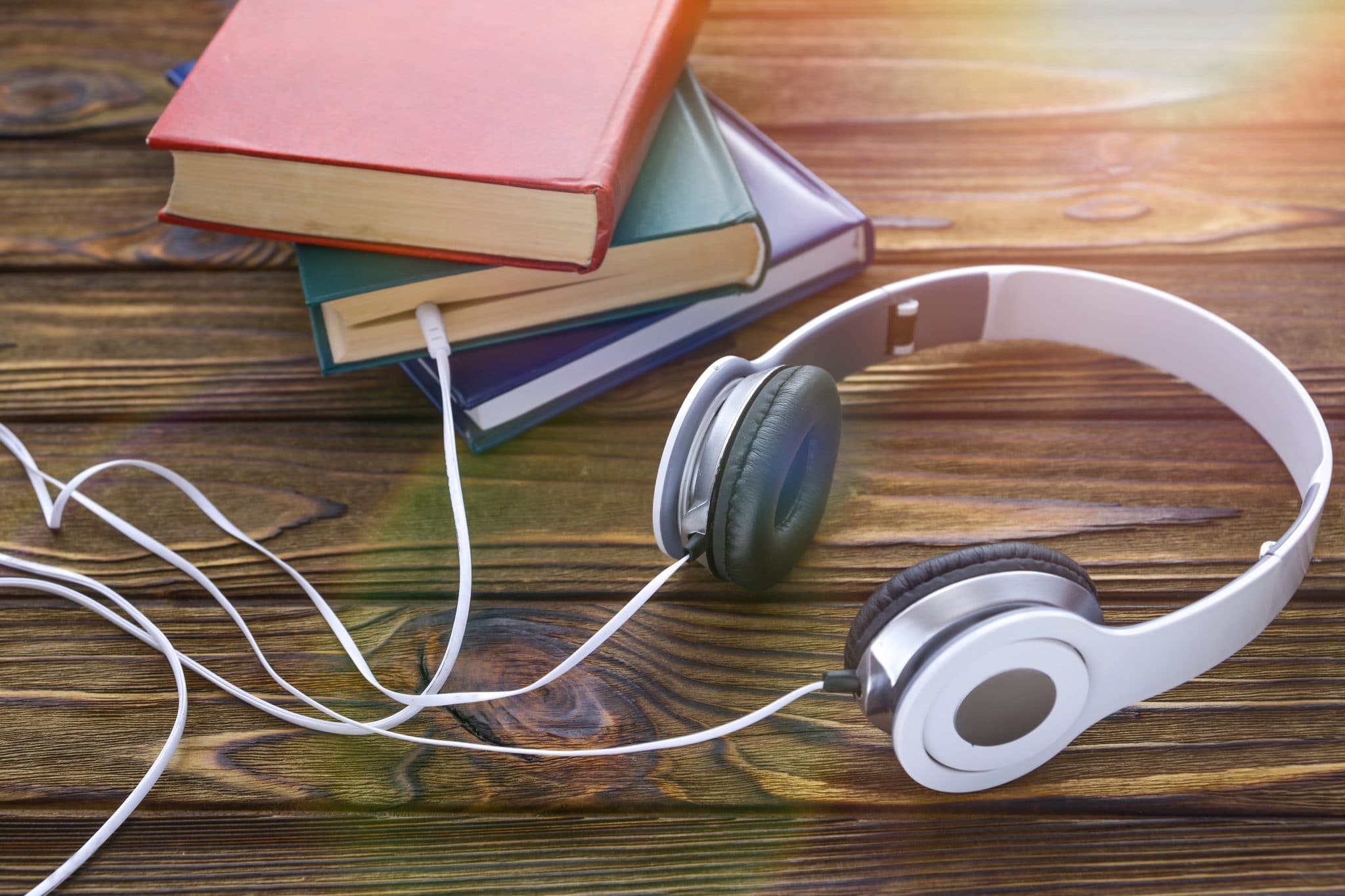 Послушай книгу. Книга и наушники. Наушники в библиотеке. Аудиокниги. Обложки подкастов.