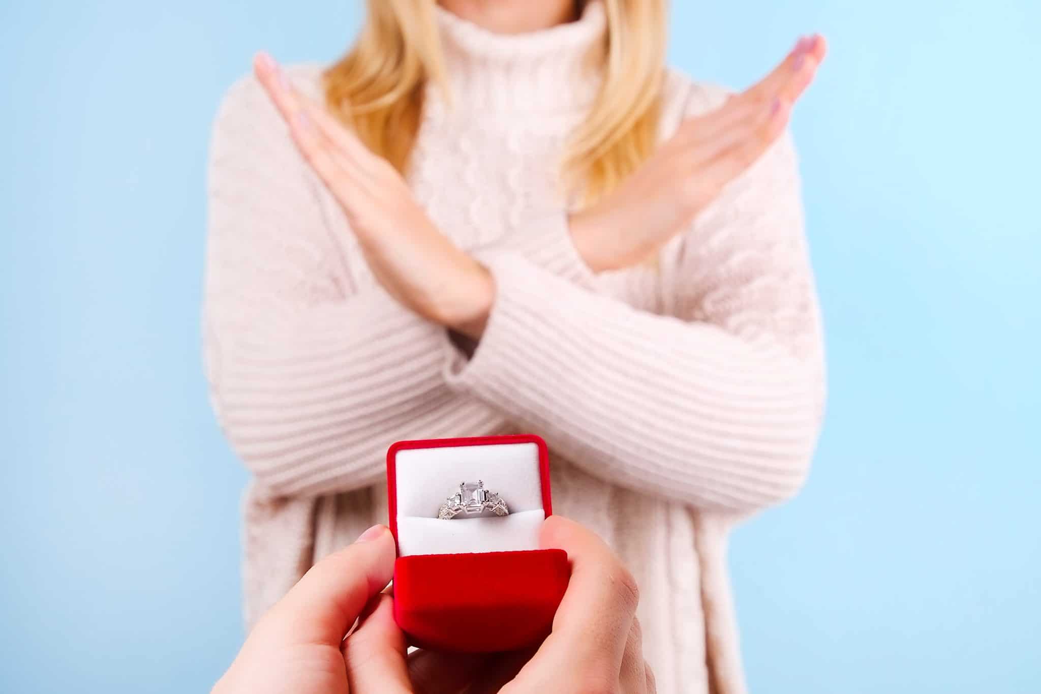 Refuse the offer. Отказывается от подарка. Девушка отказывается от подарка. Девушка отказывается от предложения. Отказ от предложения руки и сердца.