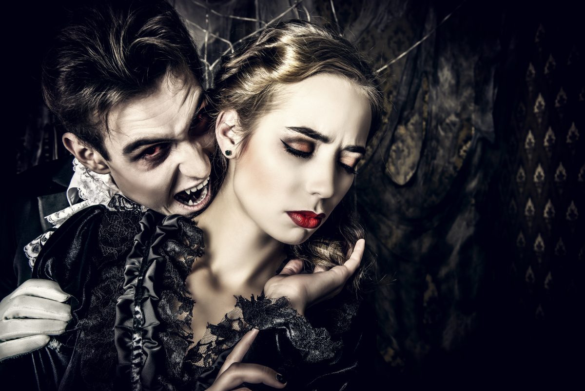 Dracula-ing: Das steckt hinter dem gruseligen Dating-Trend