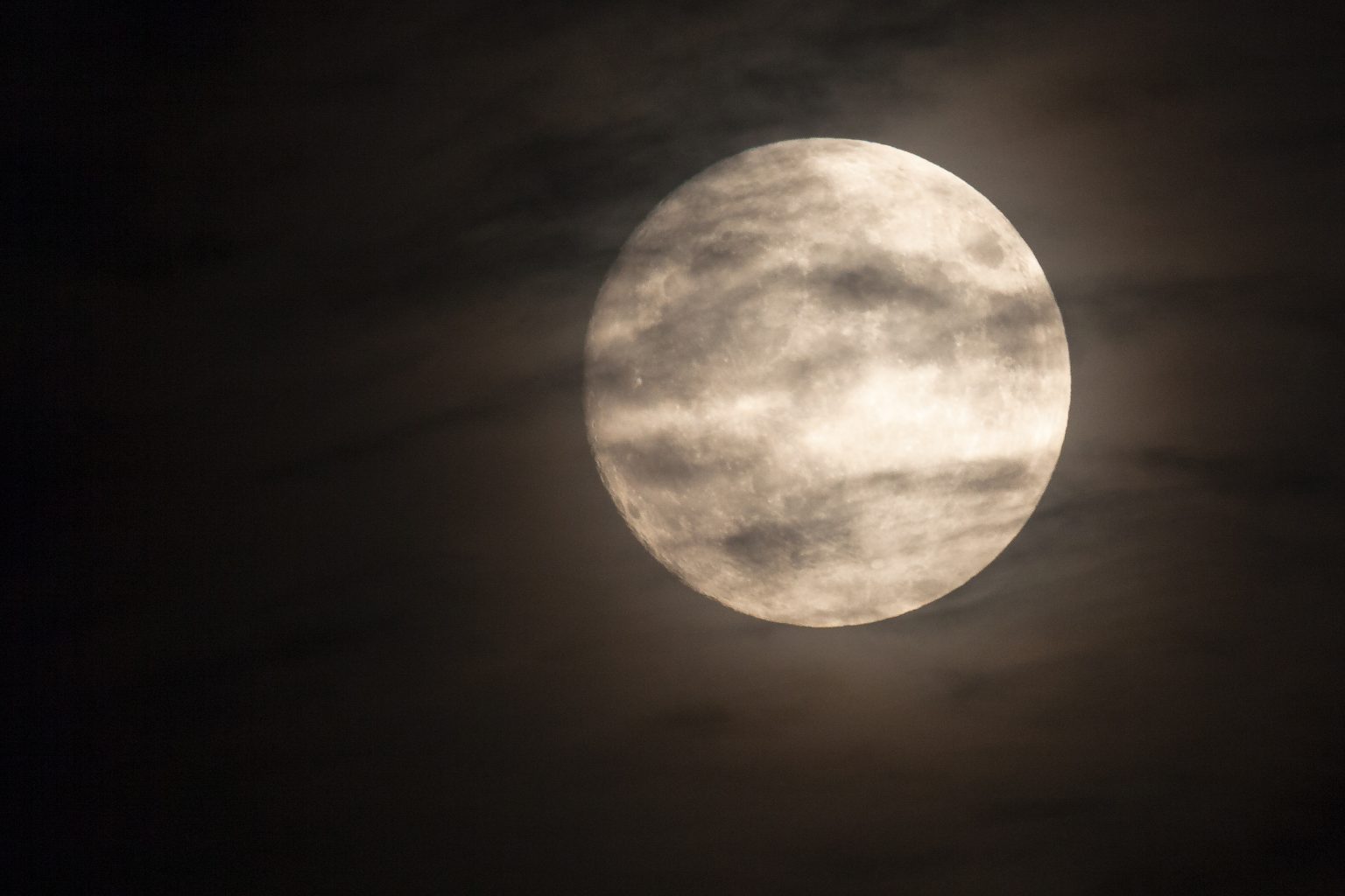 vollmond-2020-was-wurmmond-eimond-oder-milchmond-bedeutet