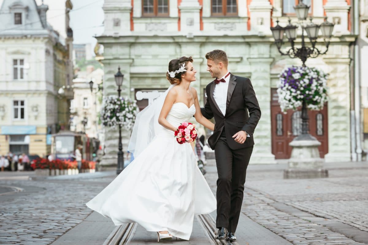 Wegen Coronavirus: New Yorker Paar heiratet auf der Straße