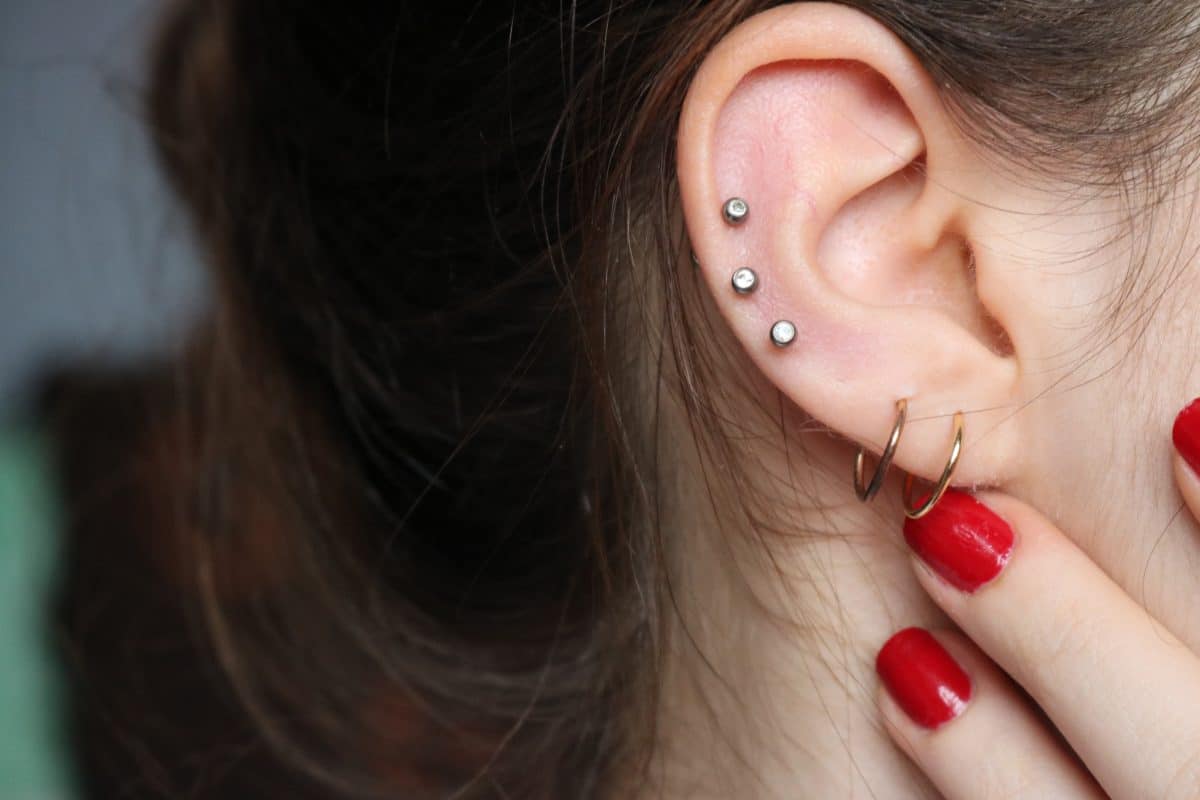 „Ear Seeds“: Dieser Ohrschmuck-Trend hilft gegen Stress