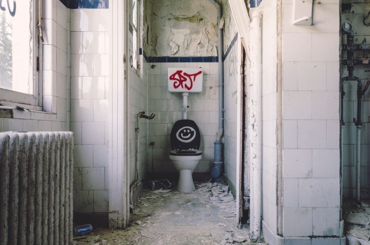 Kunstwerk im Badezimmer: Banksy meldet sich aus dem Homeoffice