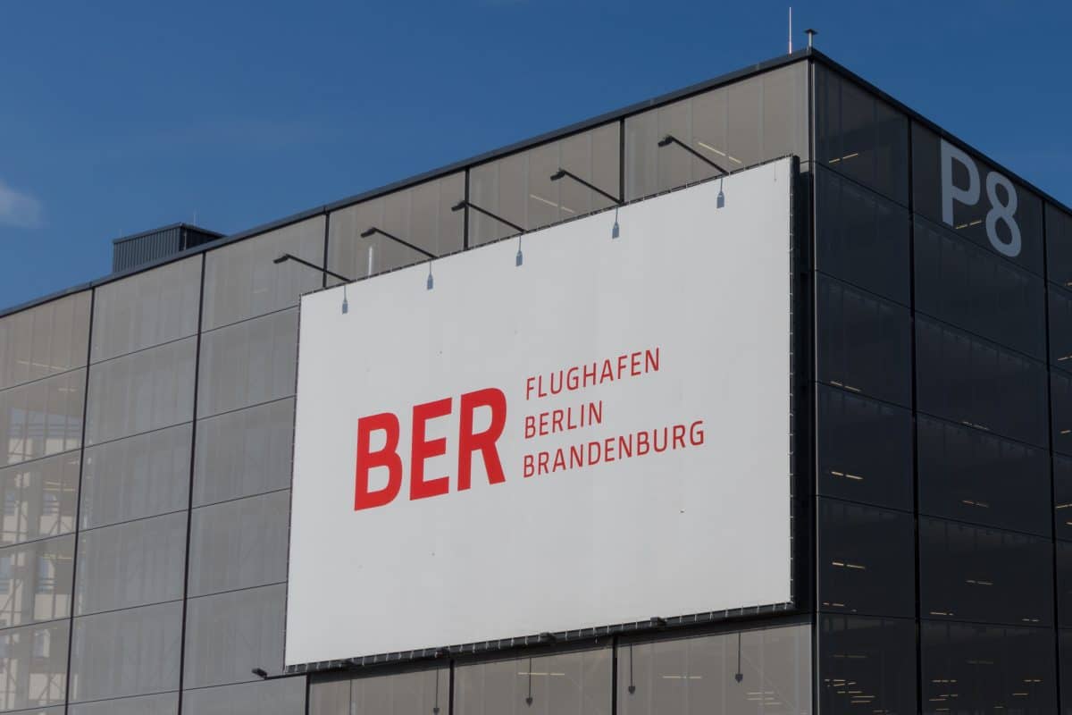 Berliner Flughafen nach neun Jahren für Öffnung bereit, Tegel soll schließen