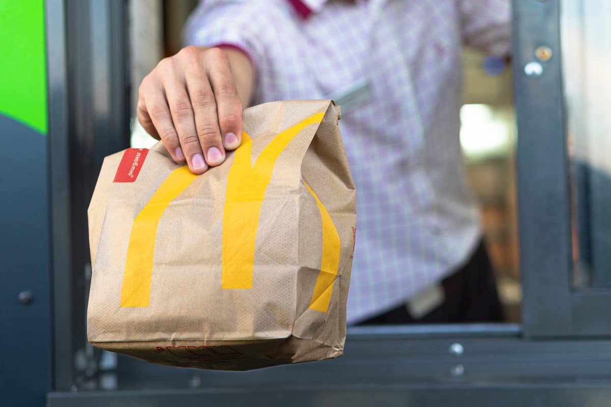 Warteschlangen und Streiteren nach Öffnung von McDonald’s