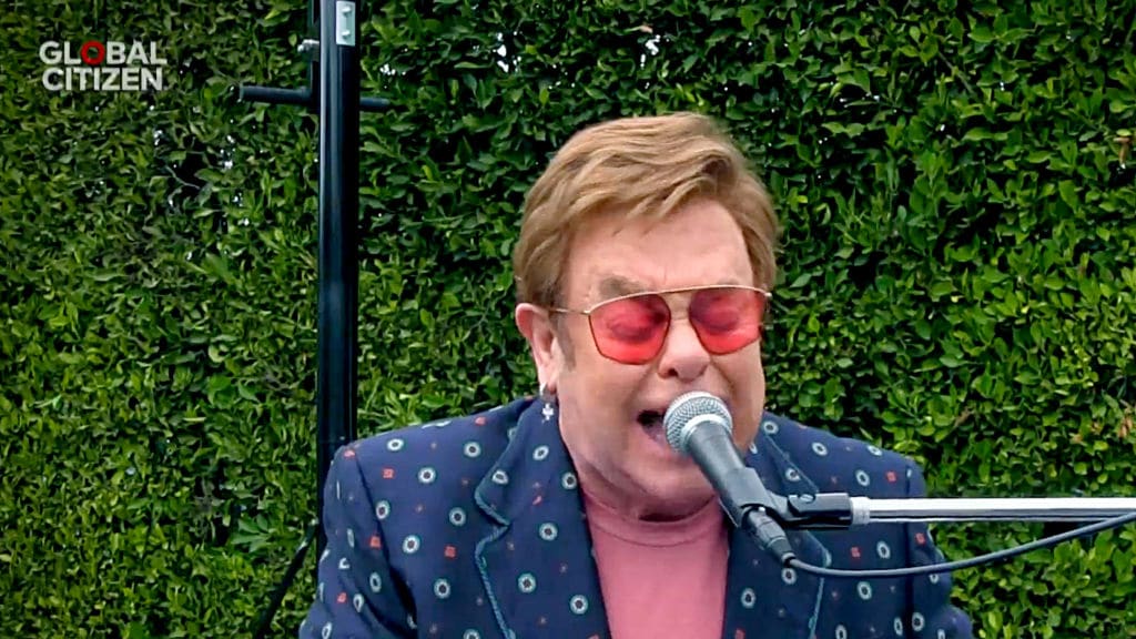 https://www.miss.at/wp-content/uploads/2020/05/Elton-John-zu-Tr%C3%A4nen-ger%C3%BChrt-von-Auftritt-bei-Americas-Got-Talent.jpg