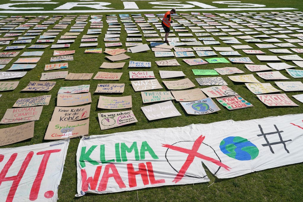 Fridays For Future-Aktivisten gehen wieder auf die Straße: Schildermeer für’s Klima