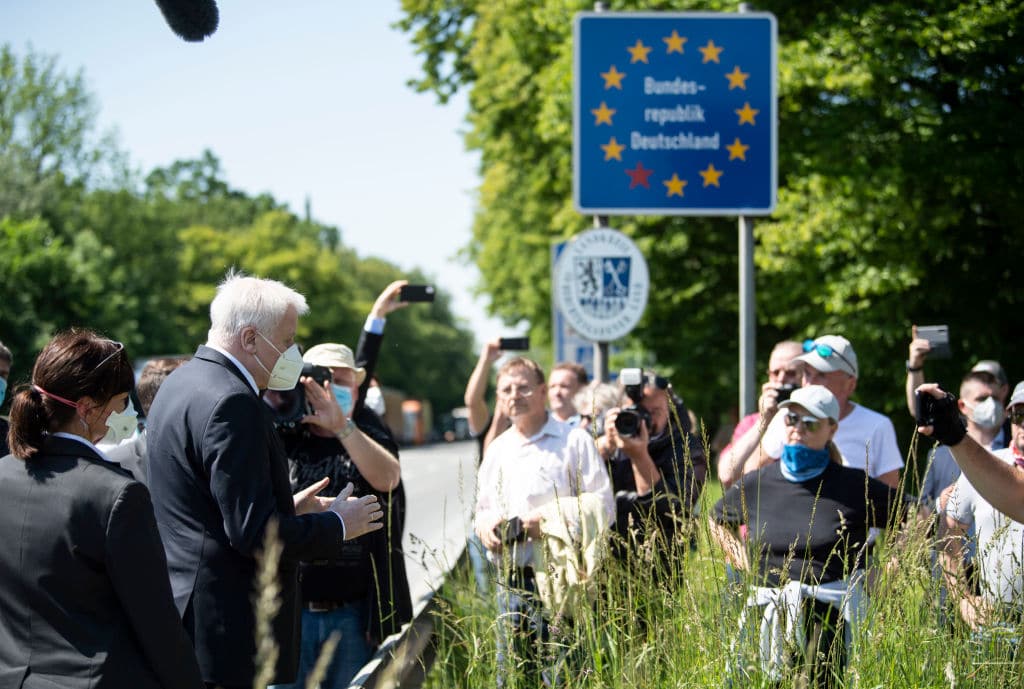 Grenzen sollten laut Weltärztepräsident für Urlauber geschlossen bleiben