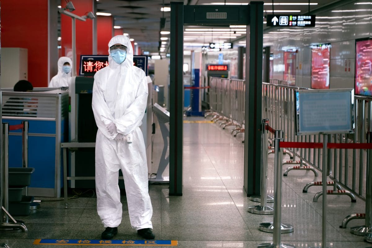 Hongkong: Flughafen testet Ganzkörper-Desinfektionskabinen
