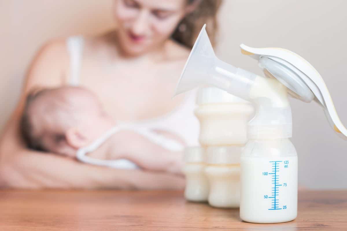Forscher finden Coronavirus erstmals in Muttermilch