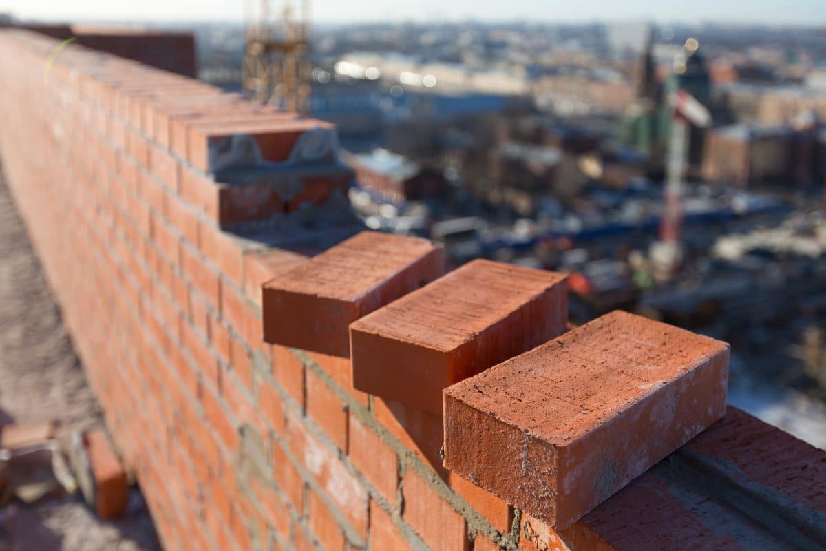 Nackter Mann randalierte auf Baustelle und warf mit Ziegelsteinen