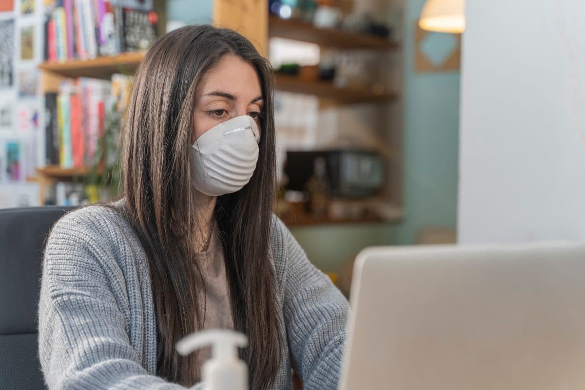 Laut einer Studie sollte man Schutzmasken auch zu Hause tragen