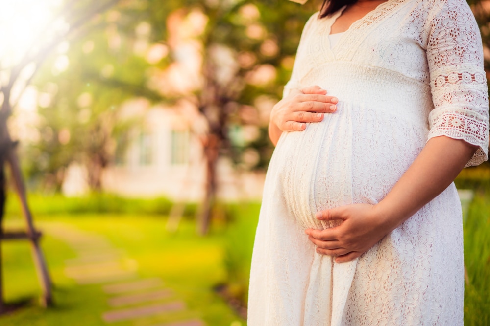 51-jährige Mutter trägt Baby ihrer unfruchtbaren Tochter aus