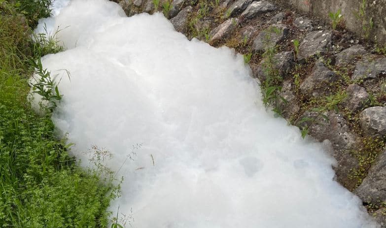 Schaum statt Wasser im Bach: Kurioser Feuerwehreinsatz in Oberösterreich