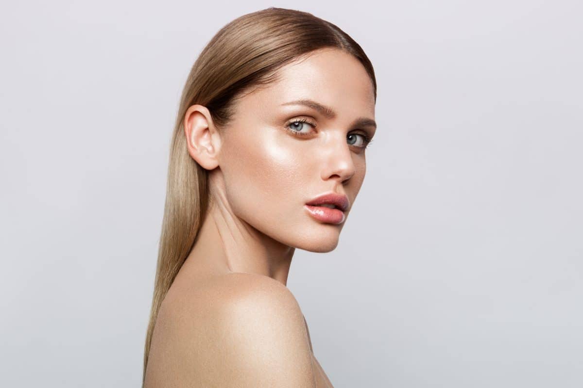 Dolphin Skin: Das ist DER Make-up-Trend im Sommer 2020