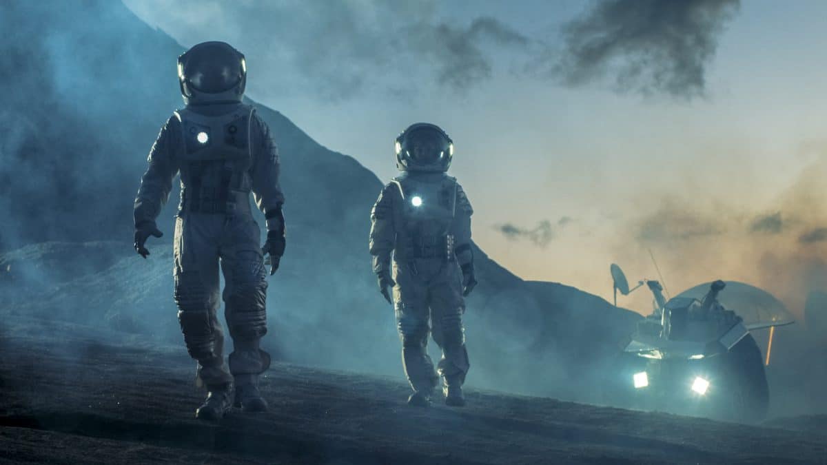 Ehepaar verlässt Haus während Pandemie nur in Astronautenanzug Ehepaar verlässt Haus während Pandemie nur in Astronautenanzug