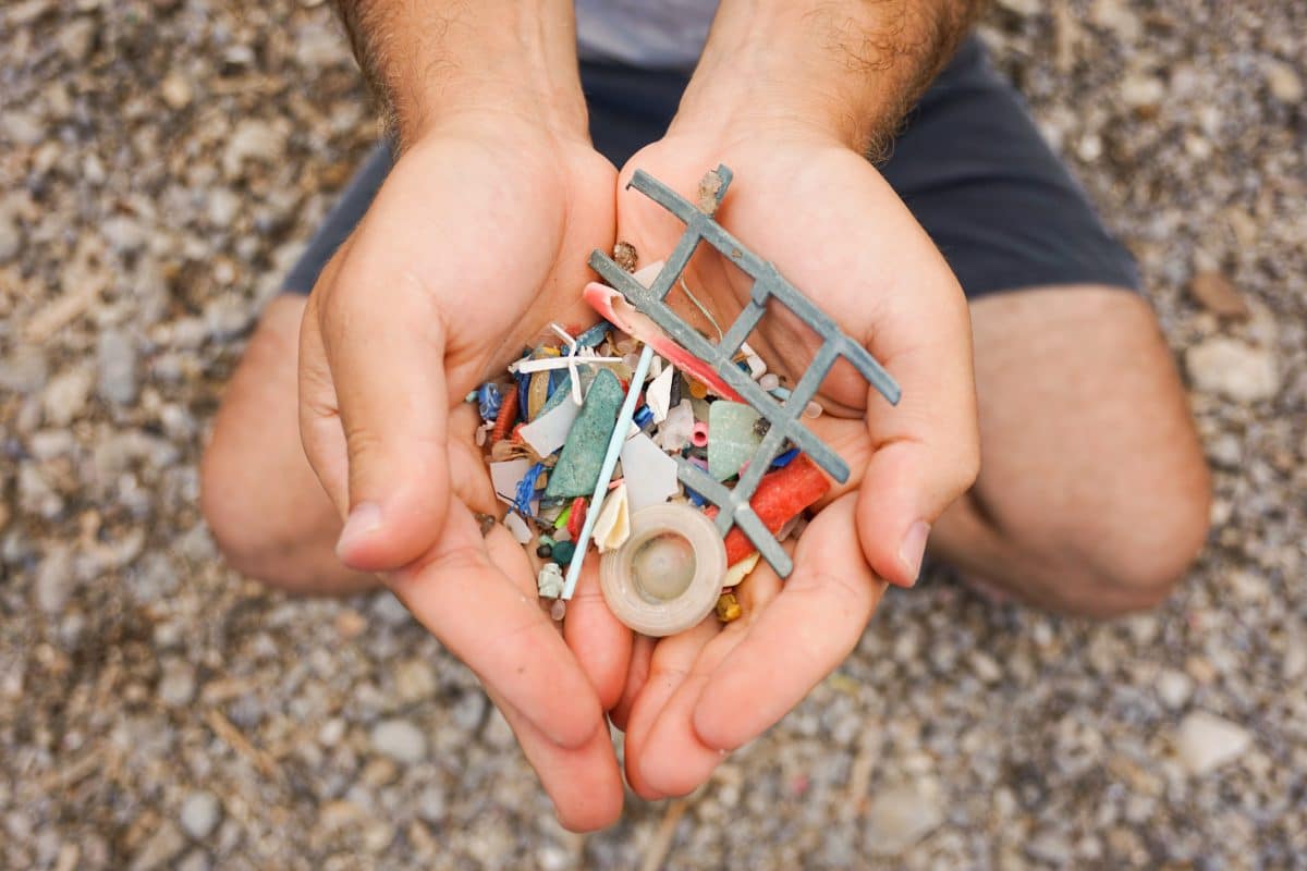 Wind bläst jährlich Tonnen an Mikroplastik in die Ozeane