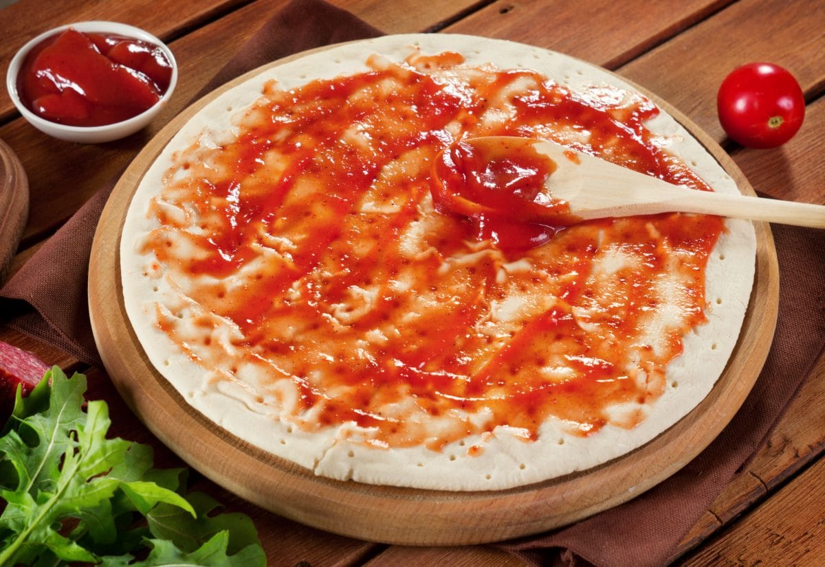 Pizzateig wird wegen Metallstücken in Tomatensauce zurückgerufen