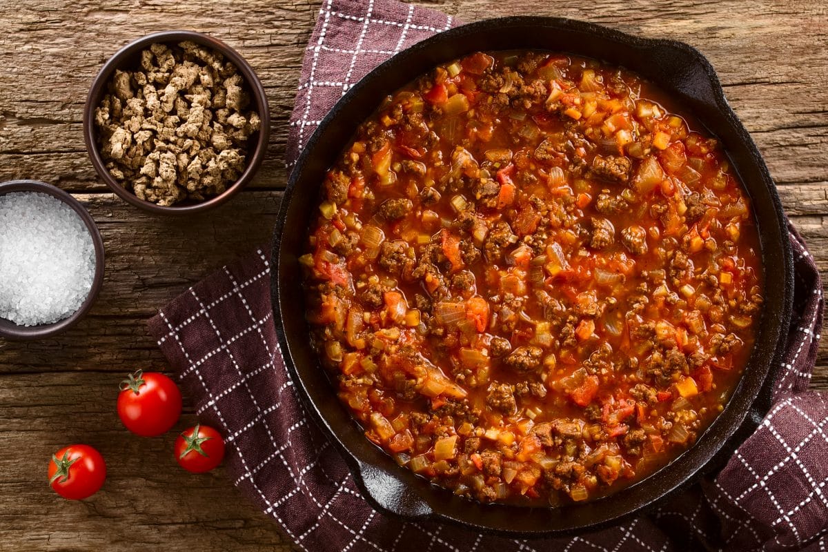 Frau findet Kopf einer Eidechse in veganer Bolognese-Sauce