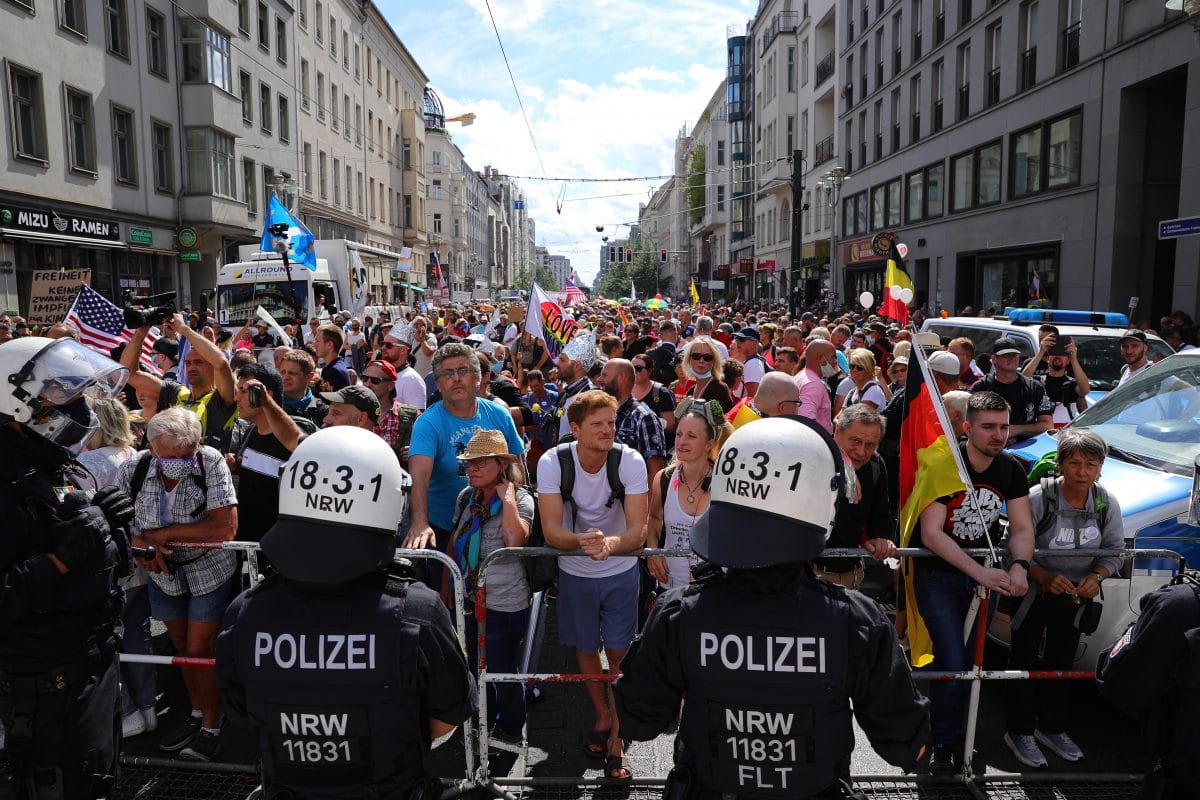 Berlin: Polizei löst Demonstration gegen Corona-Maßnahmen auf
