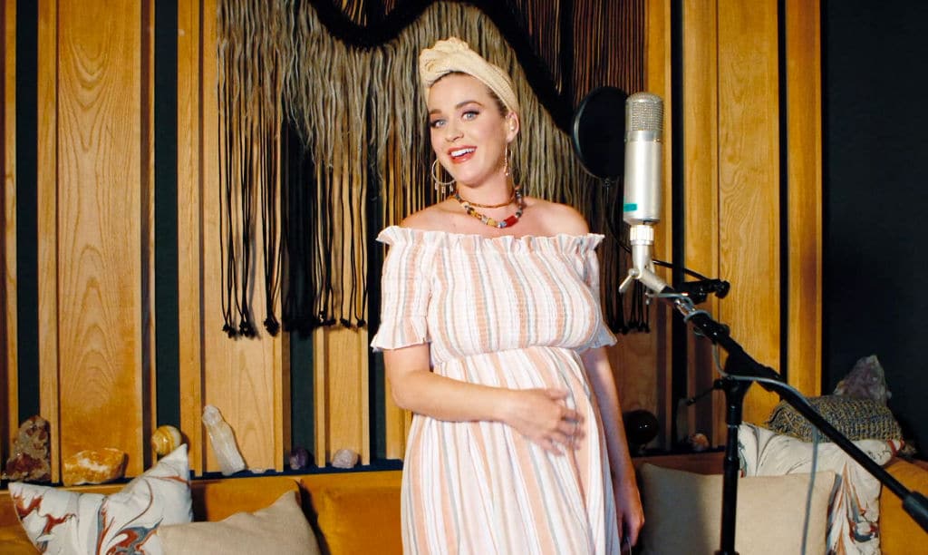 Katy Perry steht kurz vor der Geburt und macht Nickerchen im Baby-Geschäft