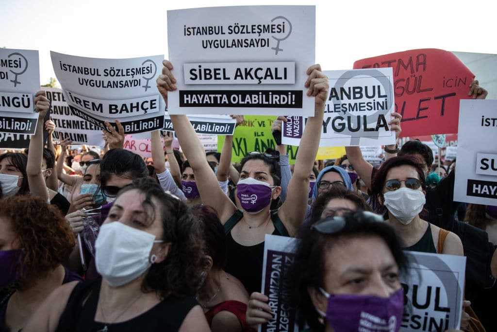 „Lang lebe die Frauensolidarität“: Türkinnen protestieren gegen häusliche Gewalt