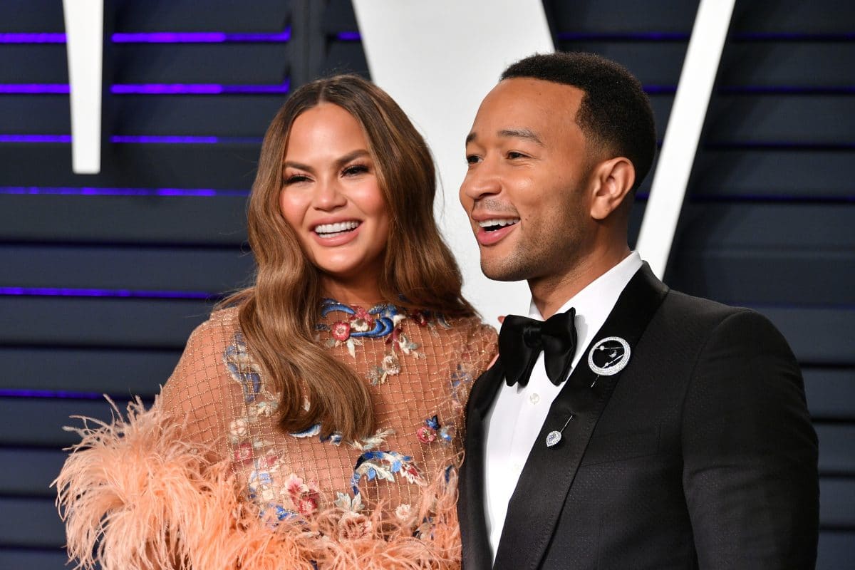 Chrissy Teigen verrät aus Versehen Geschlecht ihres Babys