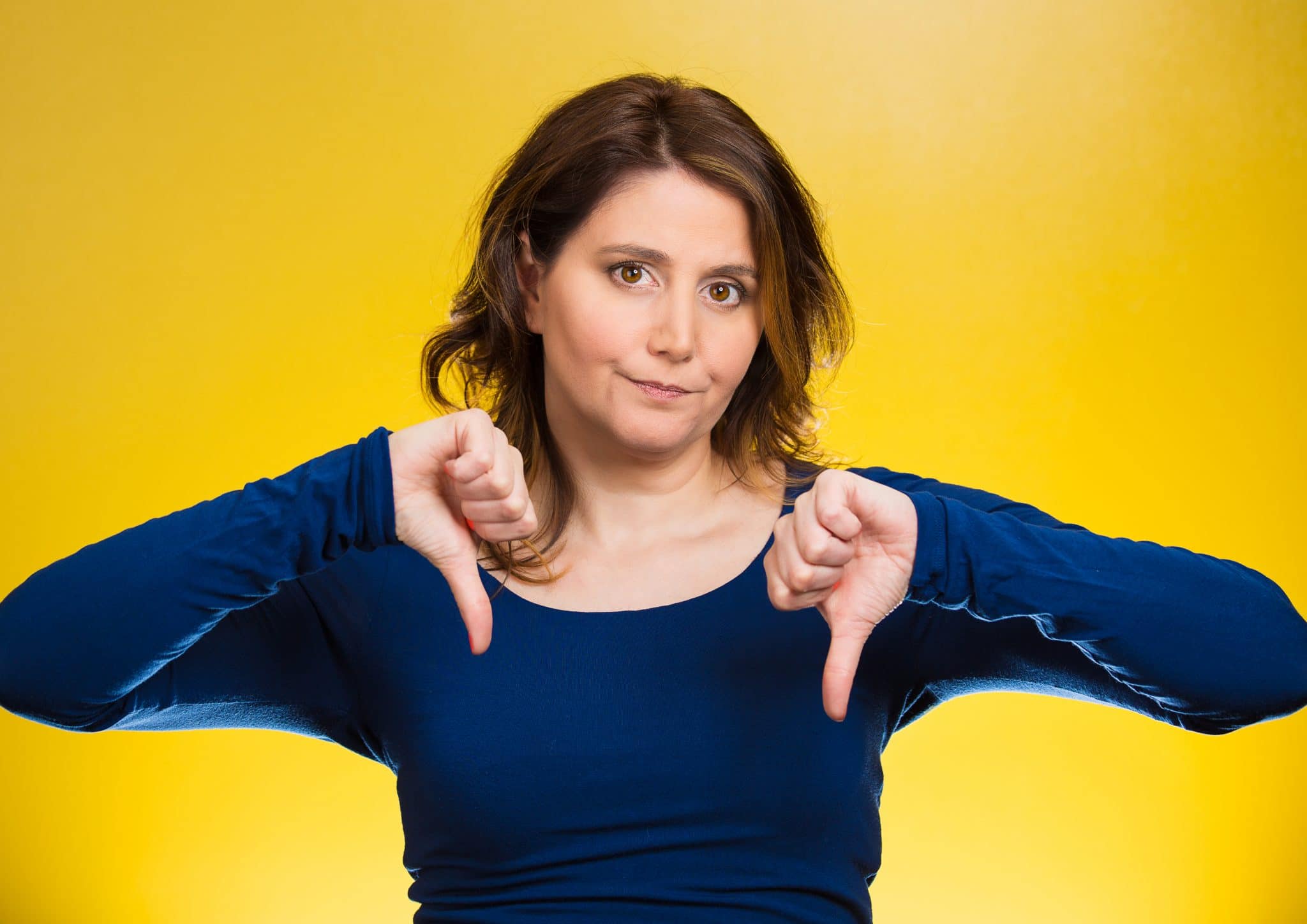 Жесты вербального общения. Невербальное общение жесты. Девушка мимика. Недовольная женщина. Язык жестов девушек.