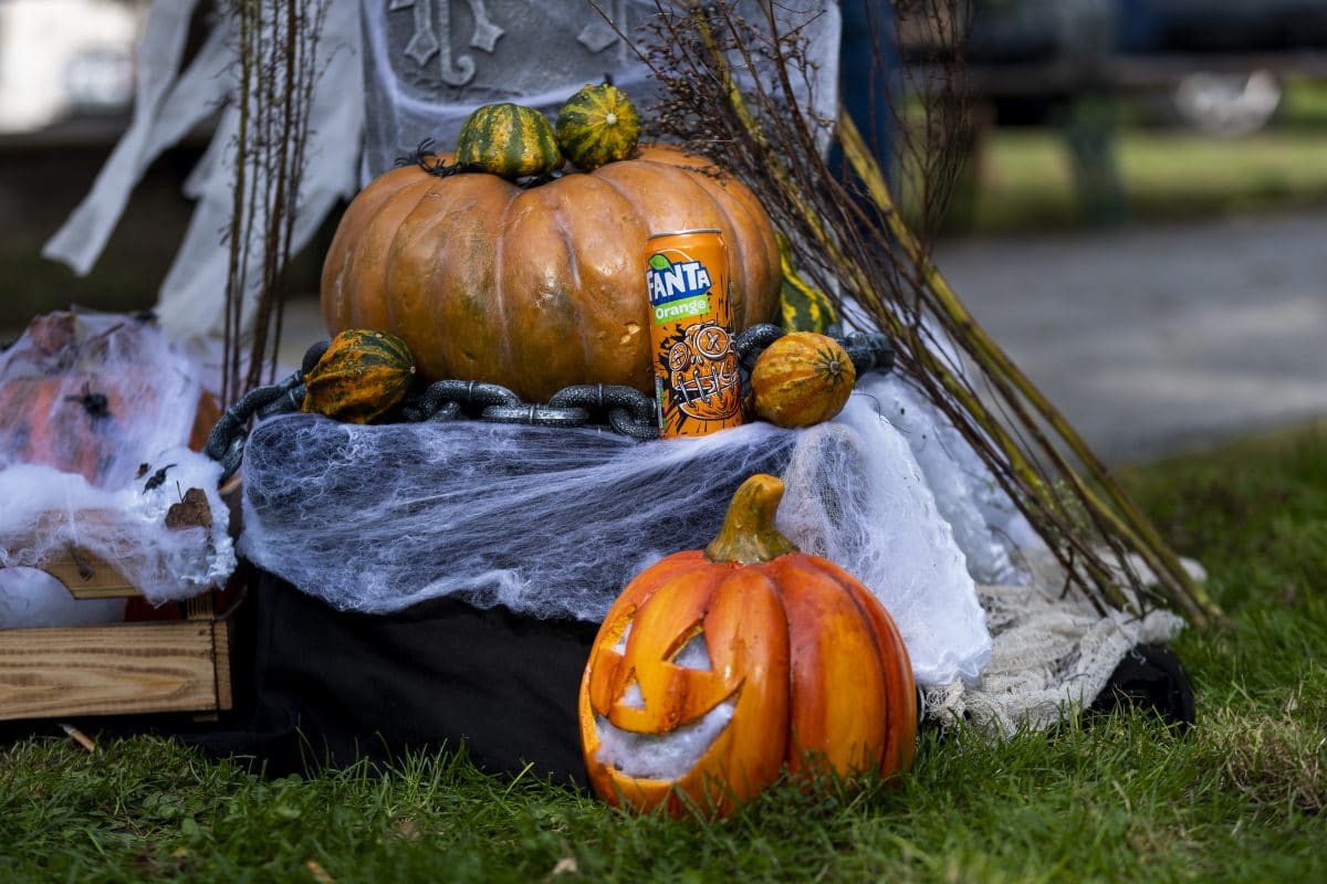 Pranked: So „fürchterlich“ gut & gruselig feiert Fanta Halloween mit Abstand