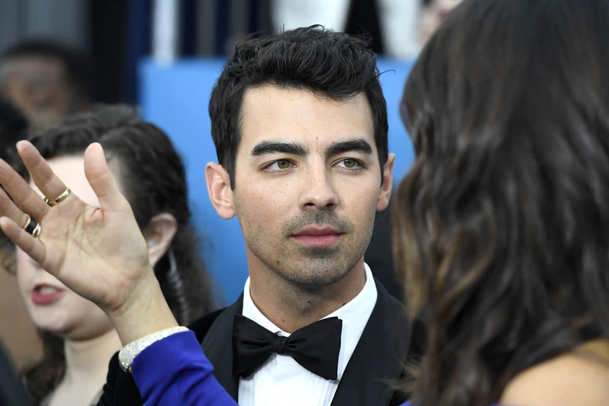 Joe Jonas mit pinken Haaren: So machen Stars jetzt auf Brustkrebs aufmerksam