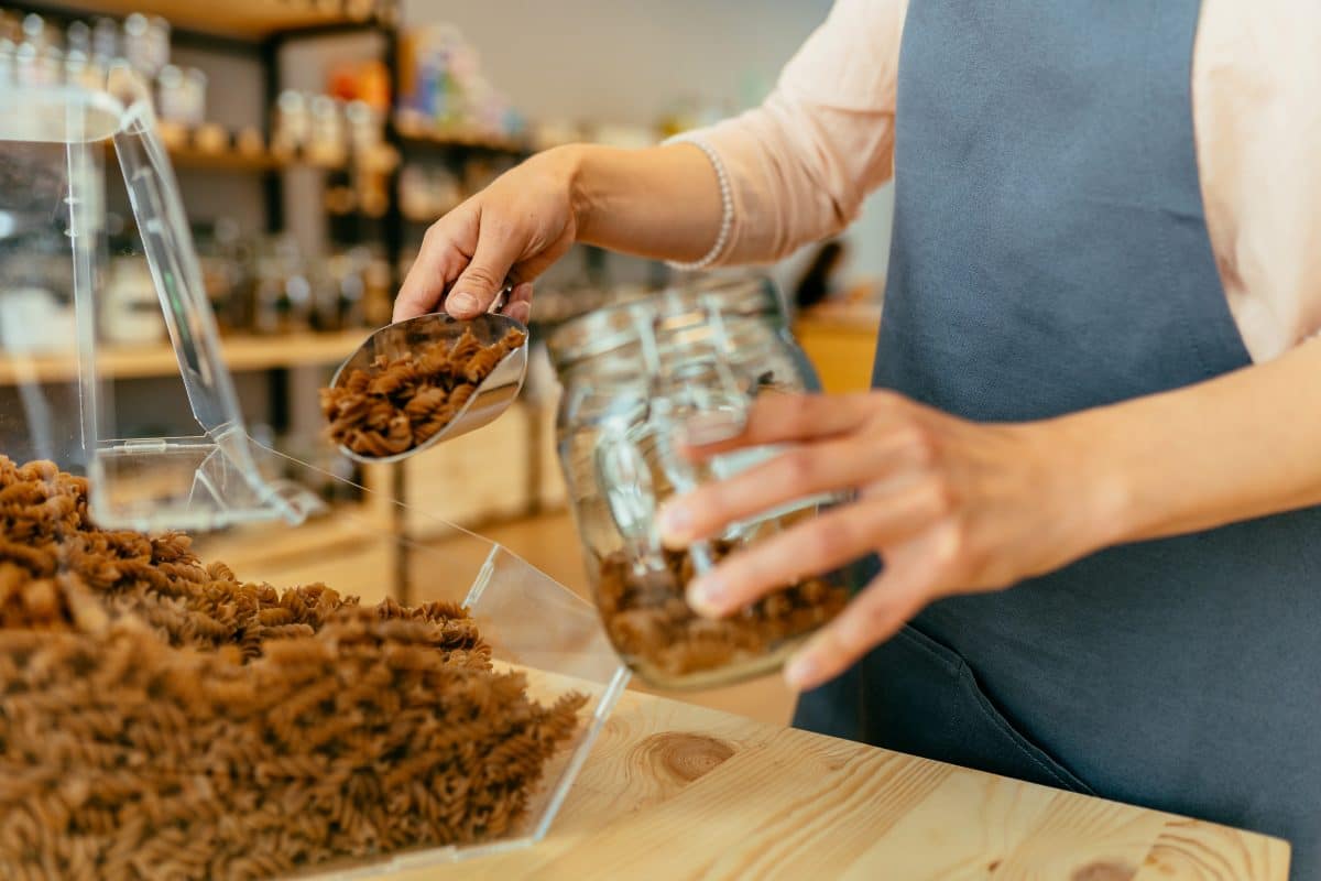 Abfüllstationen bei Interspar: Was Supermärkte tun, um Plastikmüll zu vermeiden