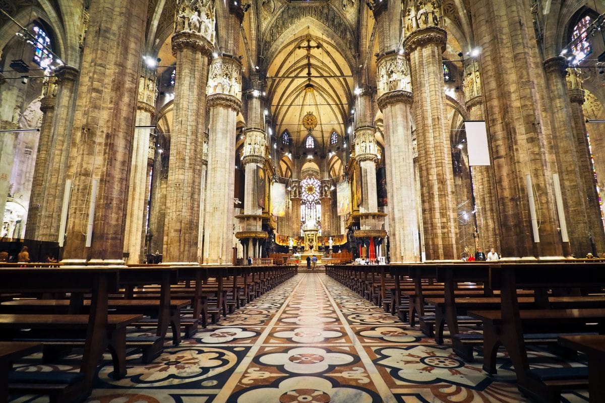 Louisiana: Priester beim Sex mit zwei Frauen auf Altar erwischt