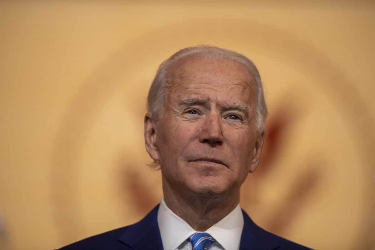 Joe Biden beim Spielen mit seinem Hund am Fuß verletzt