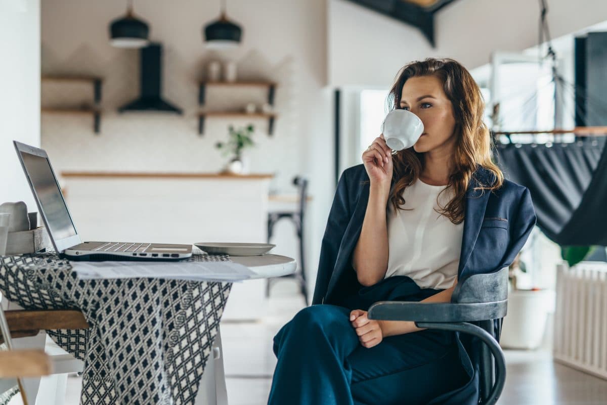 So kommt ihr stylish durchs Home-Office, ohne euer Gesicht zu verlieren