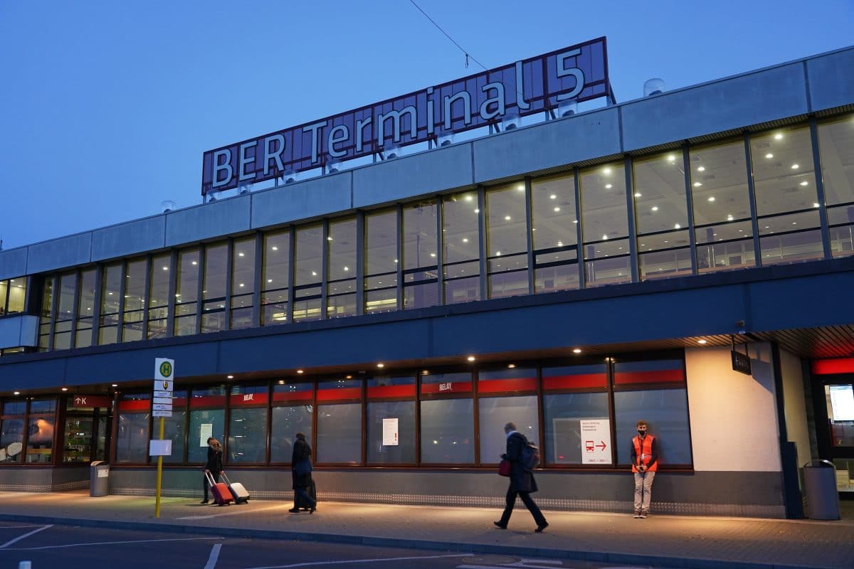 Neuer Flughafen in Berlin nach neun Jahren Verspätung endlich eröffnet