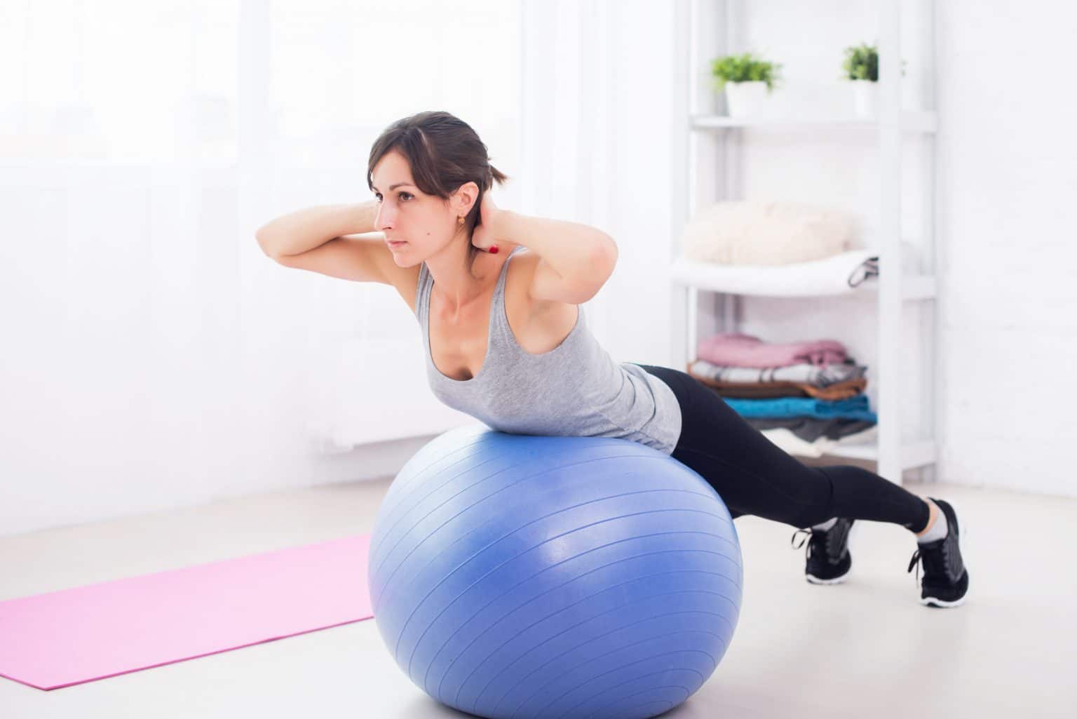 Das sind die 5 besten Übungen mit einem Gymnastikball