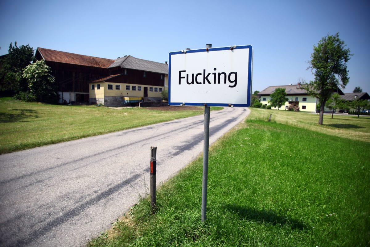 „Fucking“-Ortstafel für 2.200 Euro online zum Verkauf angeboten