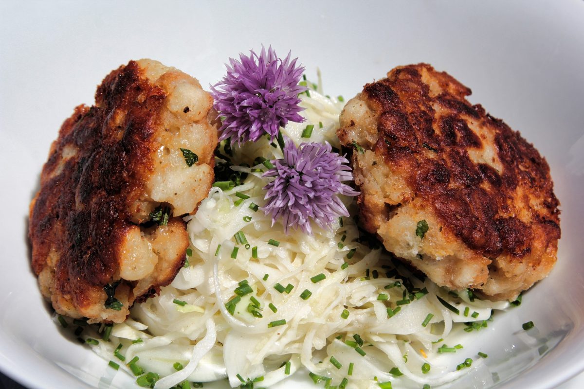 Kaspressknödel mit Salat oder Suppe