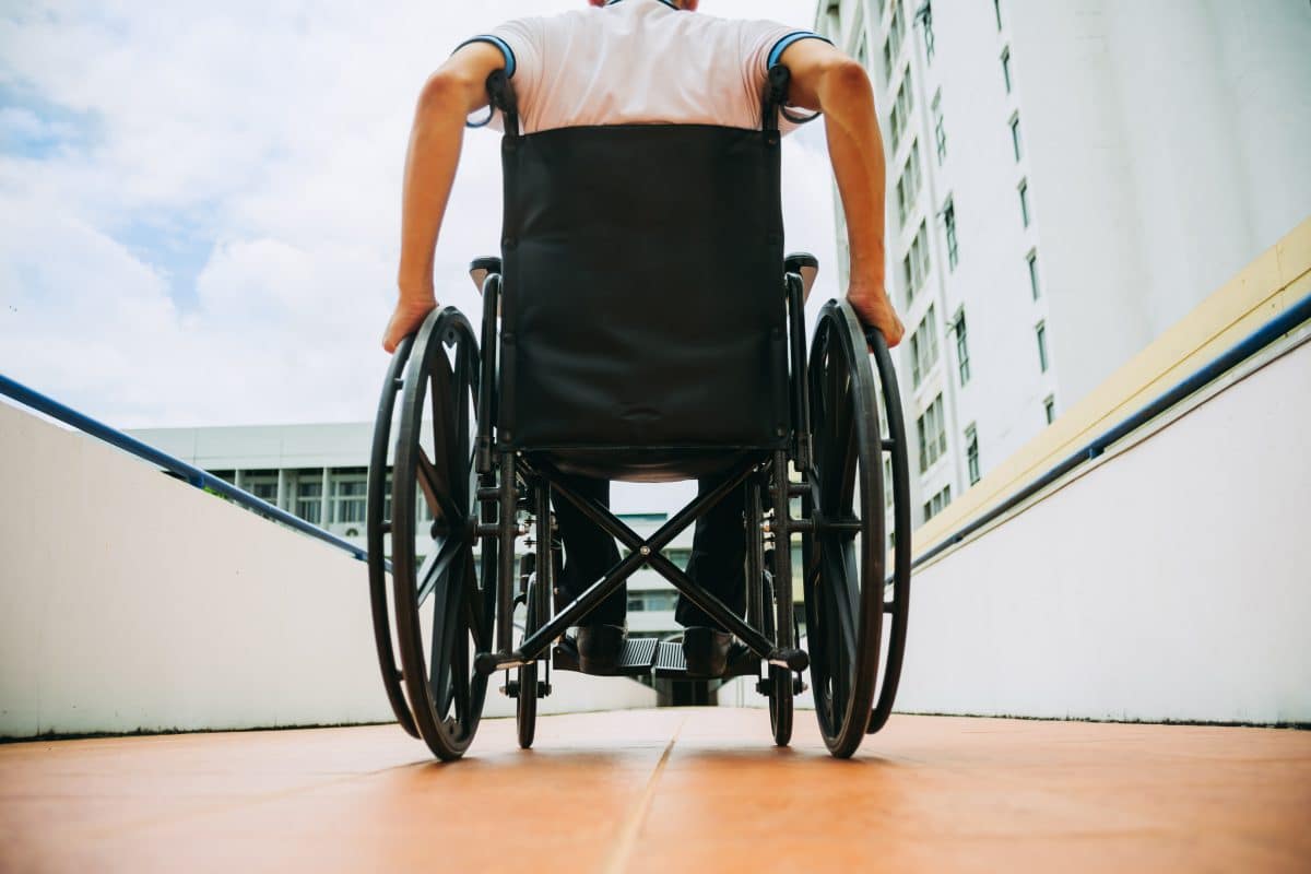 Rollstuhlfahrer klettert in Hongkong Fassade hoch und sammelt Spenden