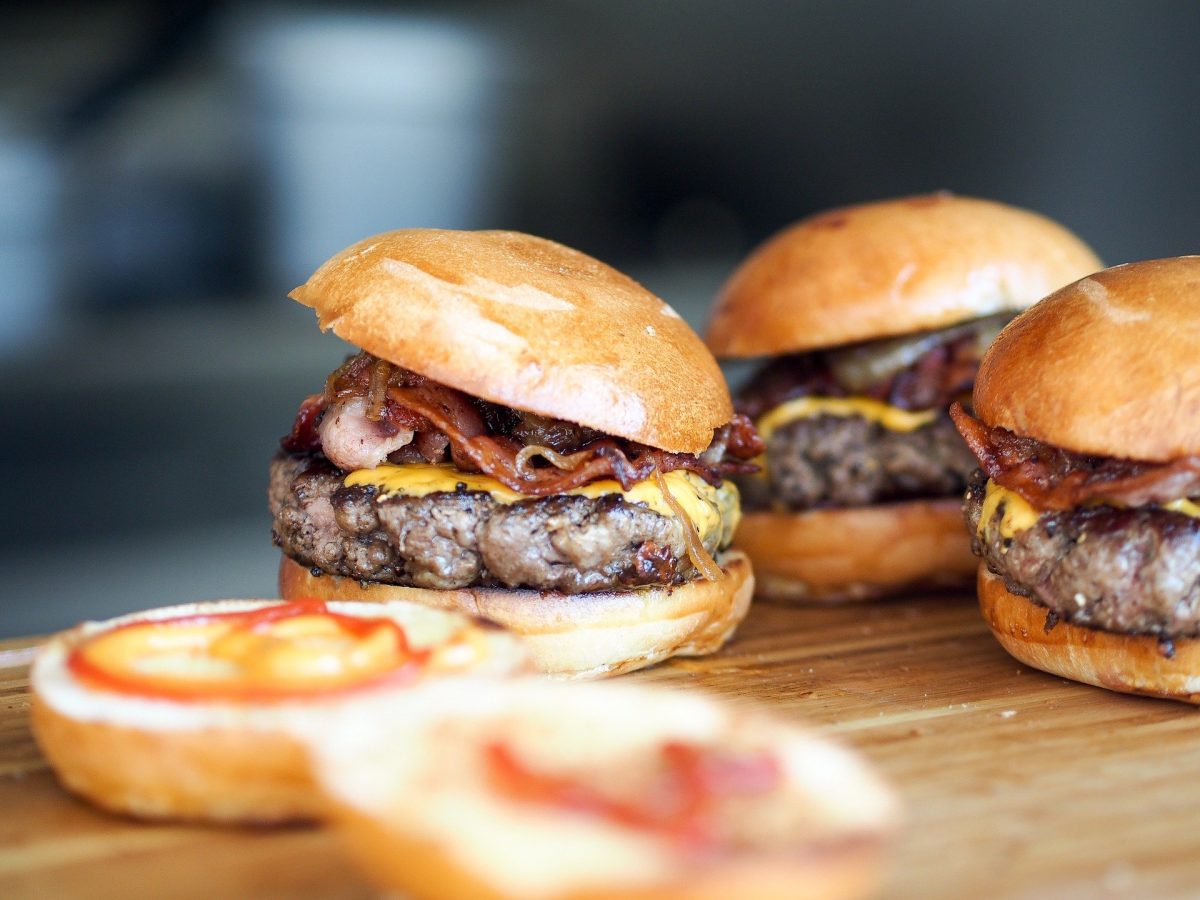 Cheeseburger mit karamellisierten Zwiebeln